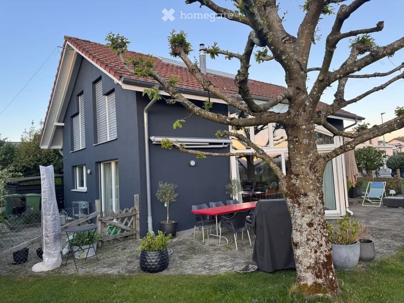 {"visible_features": [], "type": "House", "objects": ["table", "chairs", "umbrella", "plant", "planter", "planter", "planter", "planter", "planter", "planter", "planter", "planter", "planter", "planter", "planter", "planter", "planter", "planter", "plante