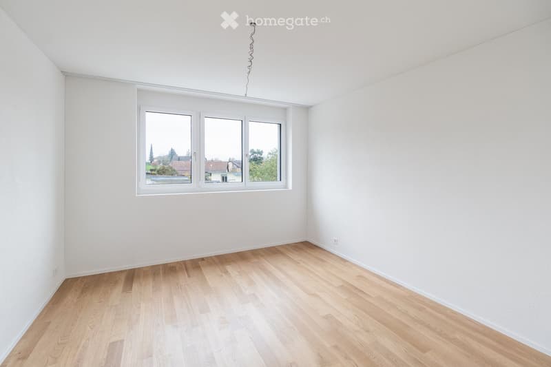 empty room, white walls, wooden floor, window