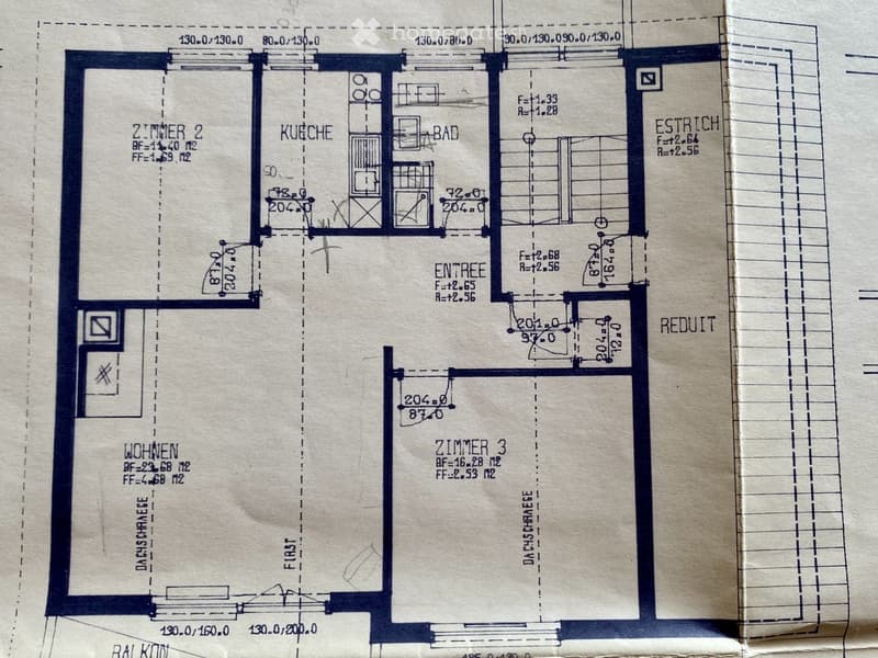 Floor plan showing a first floor layout with labeled rooms: WOHNEN (living room), ZIMMER 2 (bedroom2), ZIMMER 3 (bedroom 3), KÜCHE (kitchen), BAD (bathroom), ESTRICH (hallway), REDUIT (storage), and ENTRÉE (entrance). Dimensions and floor levels are indic