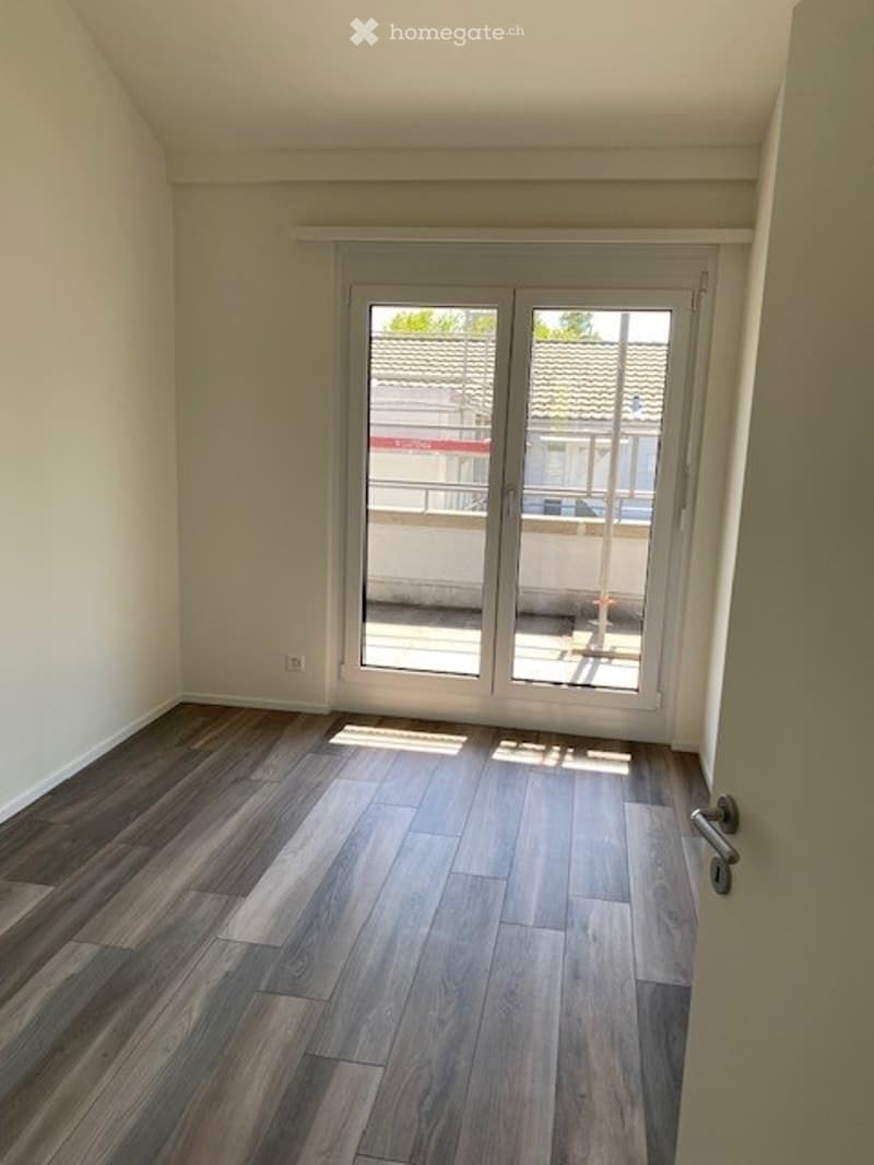 empty room, wooden floor, sliding glass door, balcony