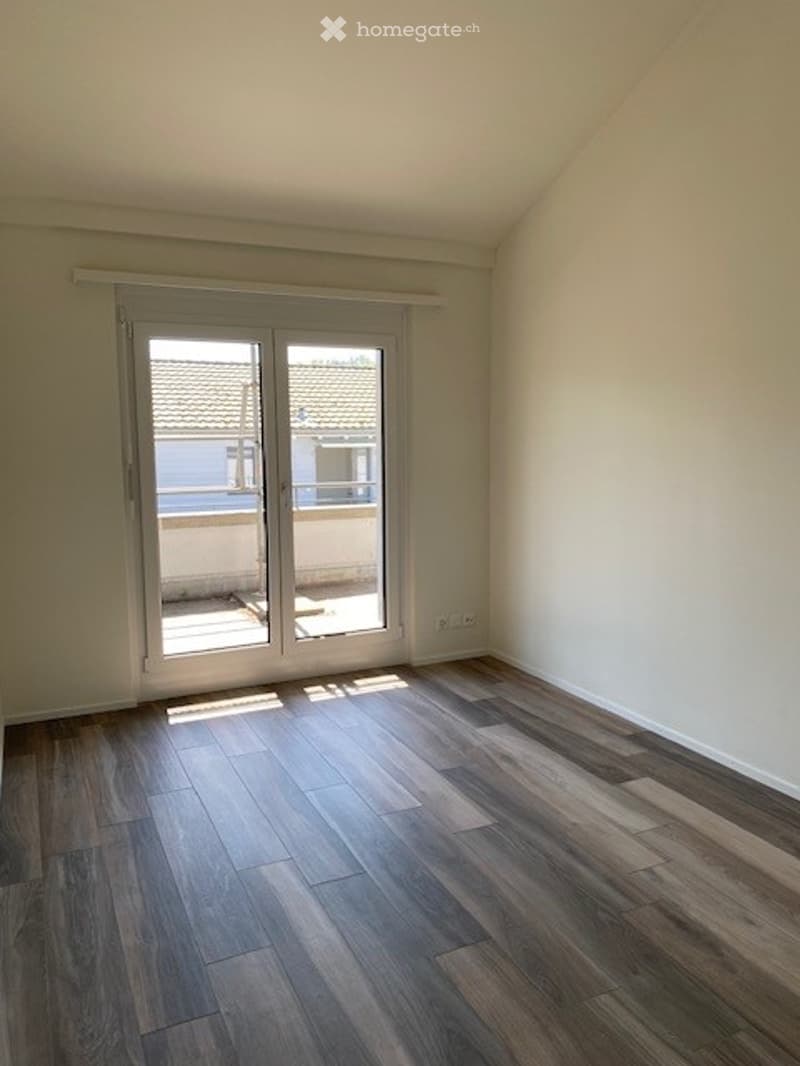 empty room, wooden floor, sliding glass doors, balcony, white walls