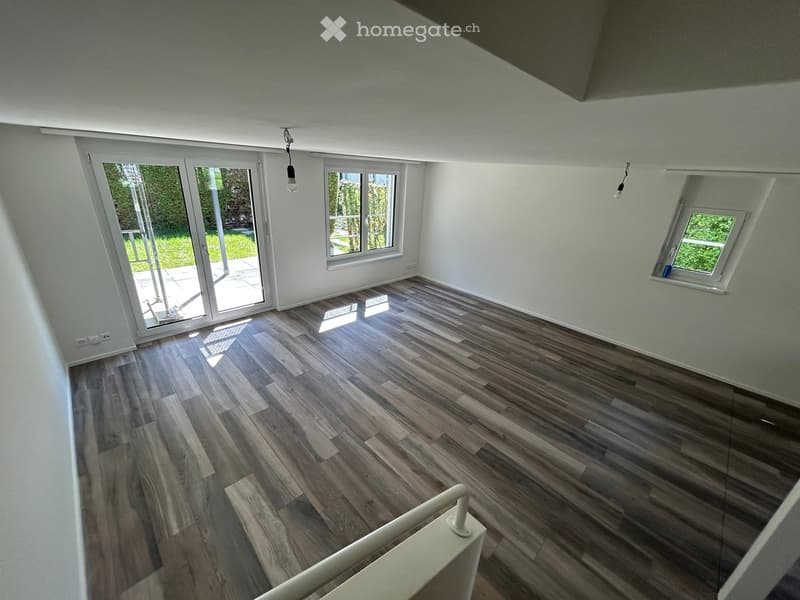empty room, wooden floor, sliding glass doors, windows, white walls