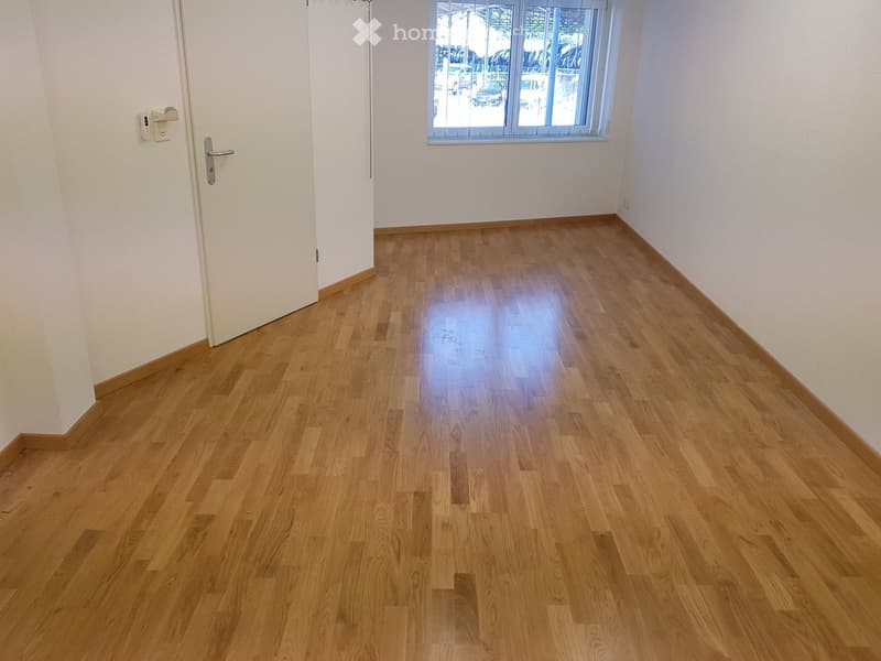 empty room, wooden floor, white walls, window with blinds