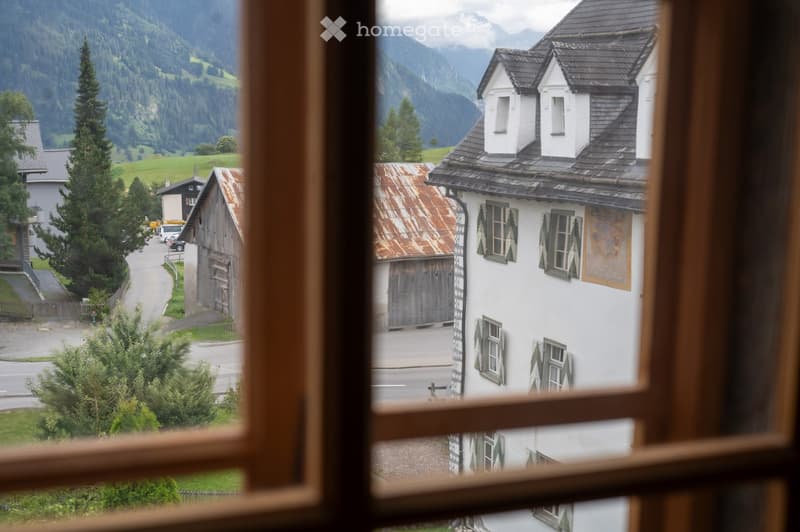 Blick Richtung Casti Demont, Postautohaltestelle