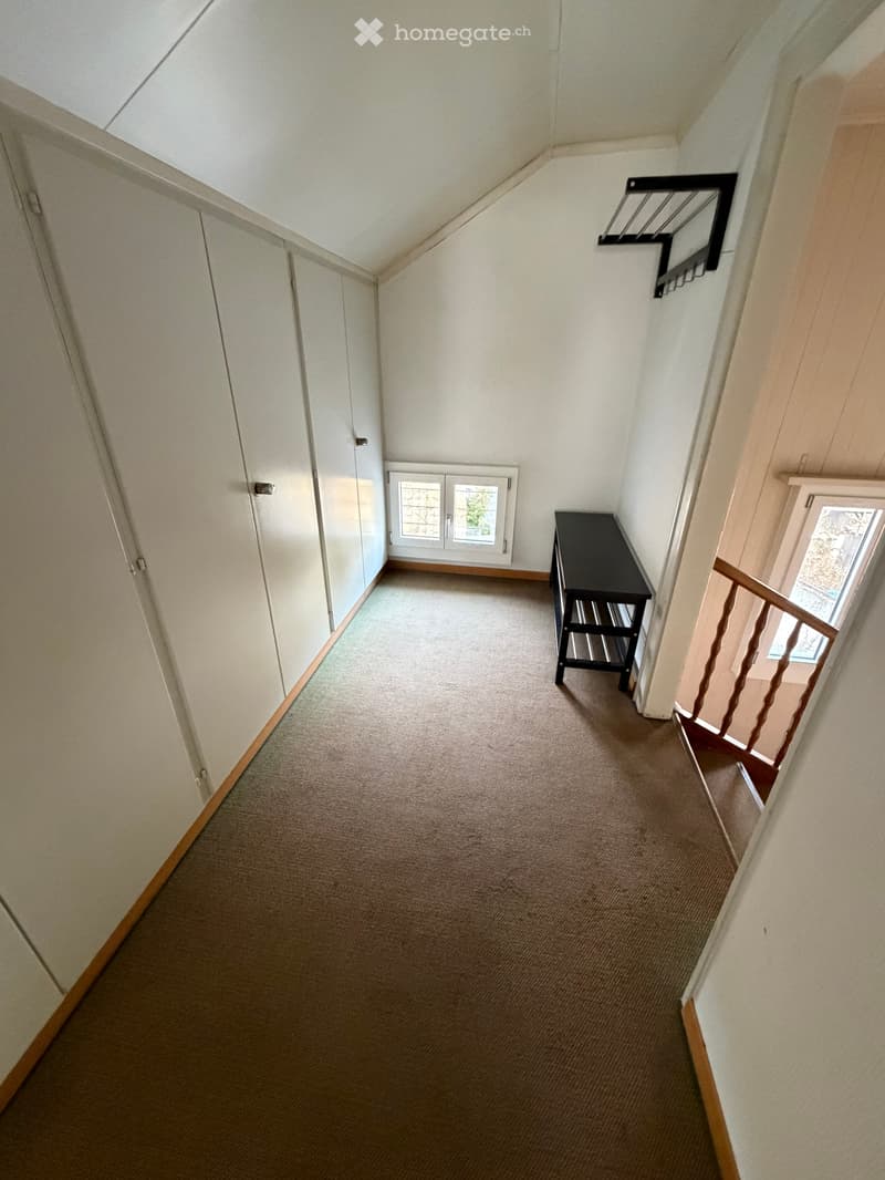 Eingangsbereich (direkt vor der Wohnungstür) mit Einbauschränken und Garderobe