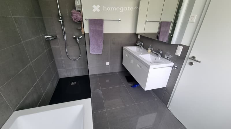 Elternbad mit Badewanne, Dusche und Doppelwaschtisch