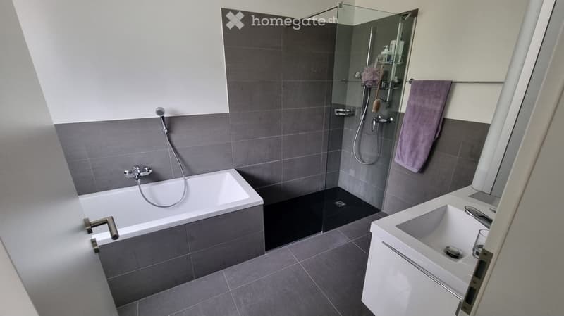Elternbad mit Badewanne, Dusche und Doppelwaschtisch