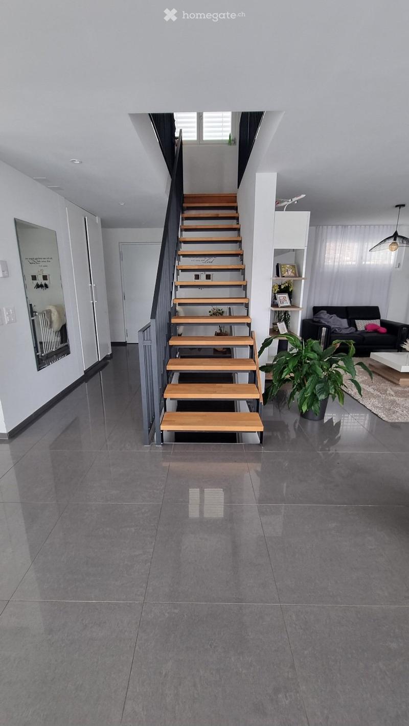 Freitragende Treppe mit Holzstufen