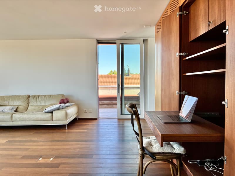 Wohnzimmer mit Home-Office Arbeitsplatz