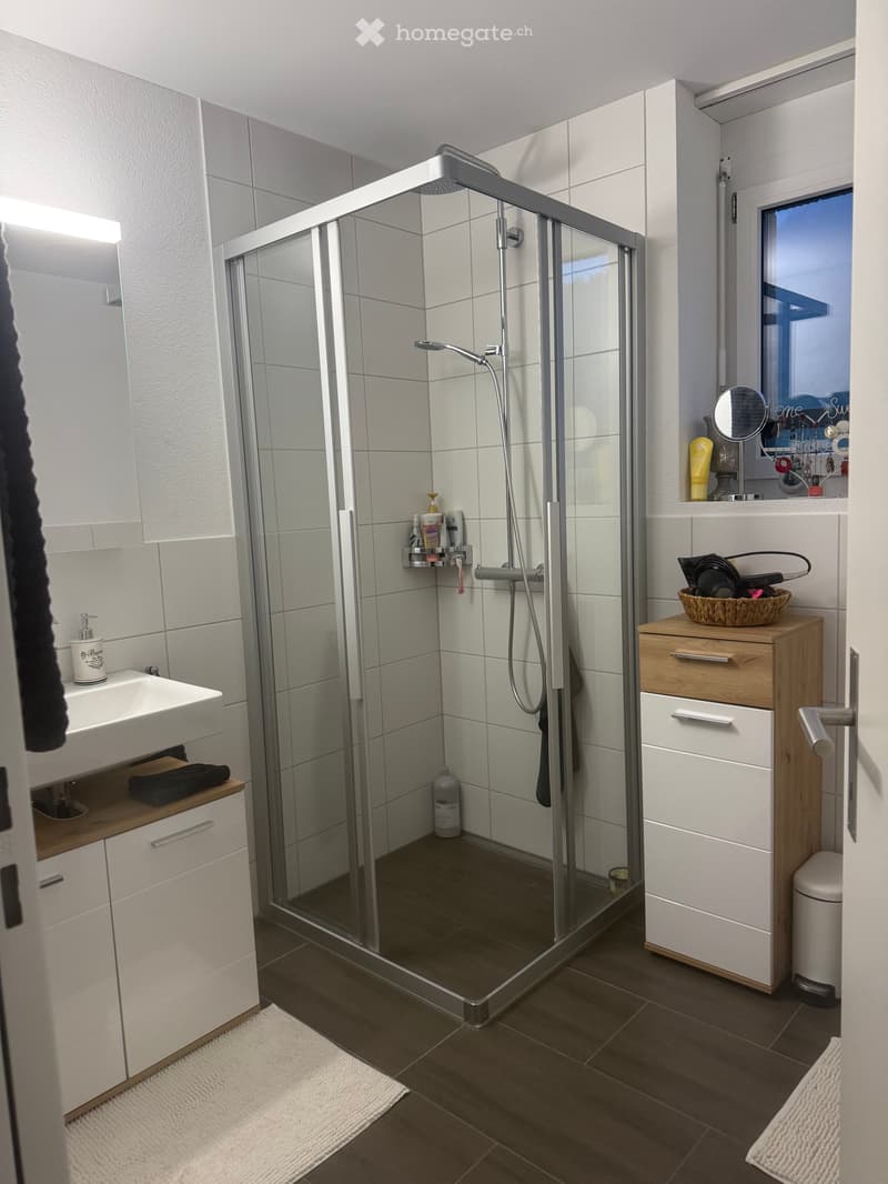 Charmante 2.5-Zimmer-Dachwohnung mit Bergblick in Oberarth (5)
