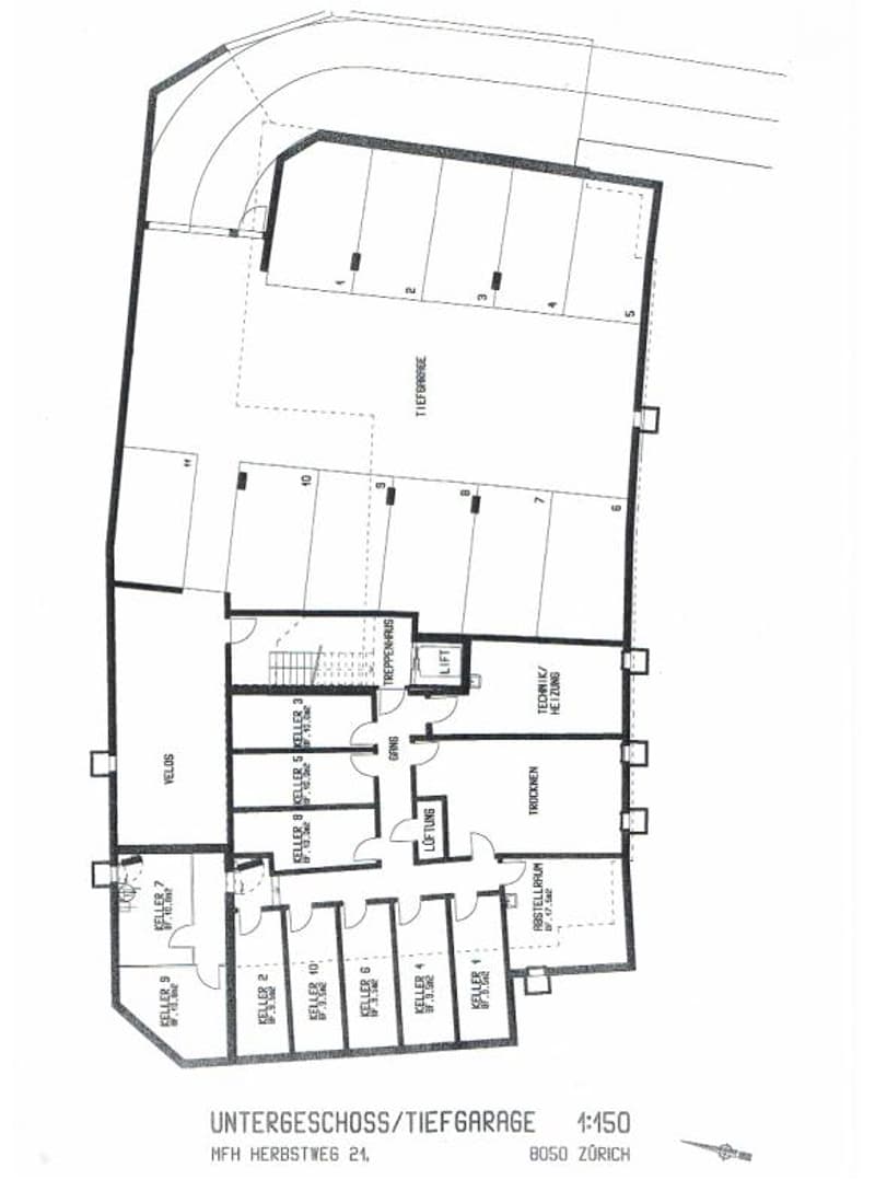 Floor plan of a basement or parking level showing multiple parking spaces, technical rooms, and storage areas.