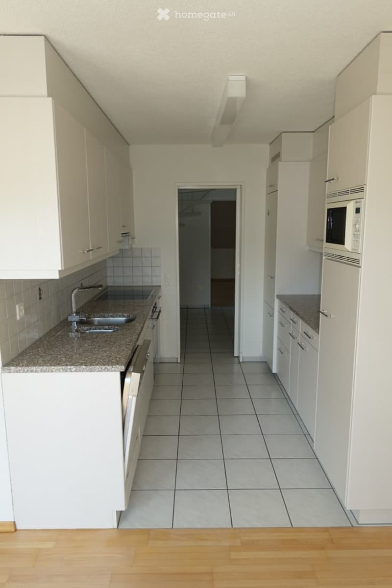 Schöne und grosszügige 4.5 Zimmer Wohnung mit viel Privatsphäre und Weitblick (5)