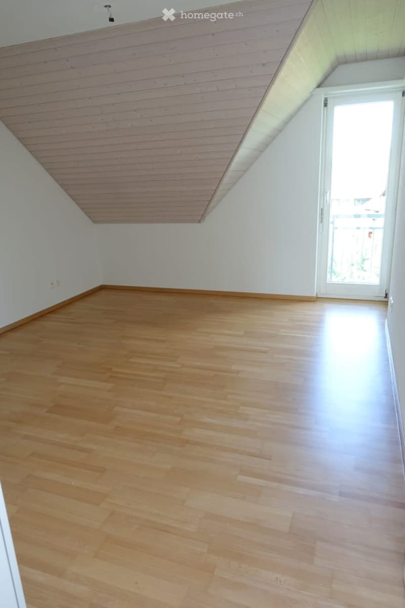 Schöne und grosszügige 4.5 Zimmer Wohnung mit viel Privatsphäre und Weitblick (9)