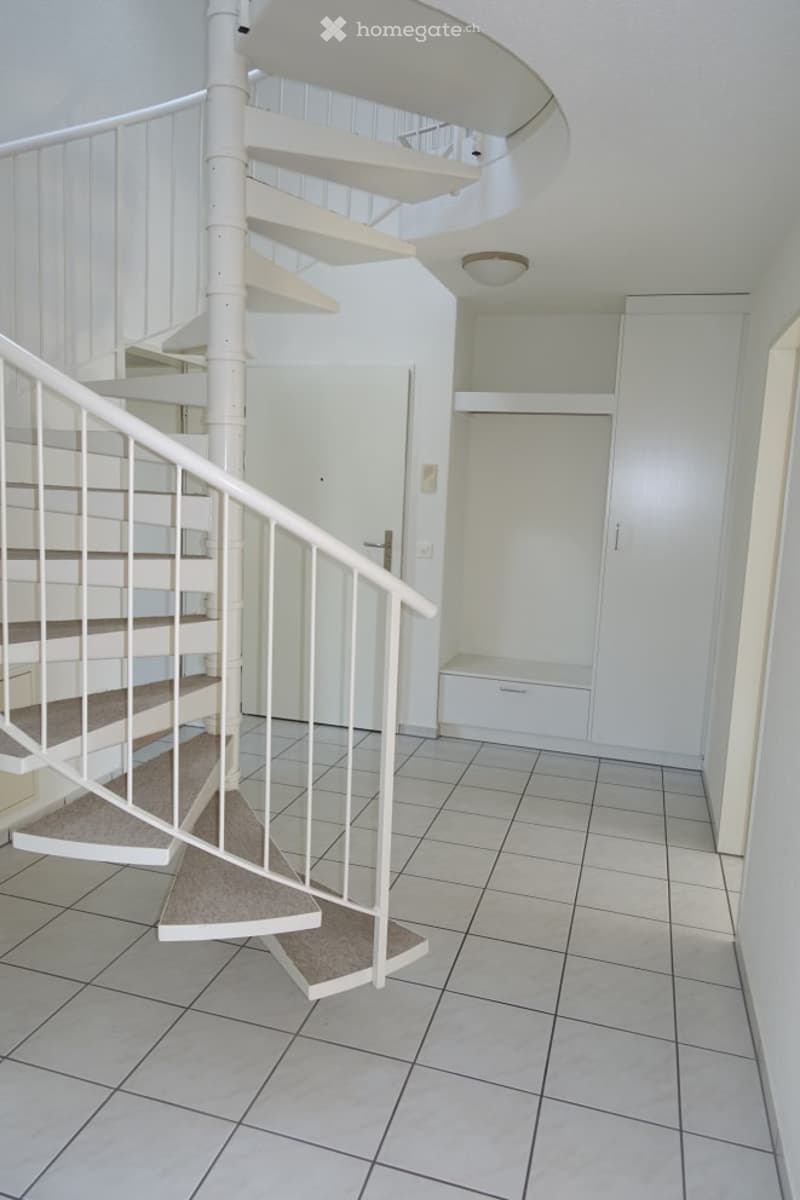 Schöne und grosszügige 4.5 Zimmer Wohnung mit viel Privatsphäre und Weitblick (7)