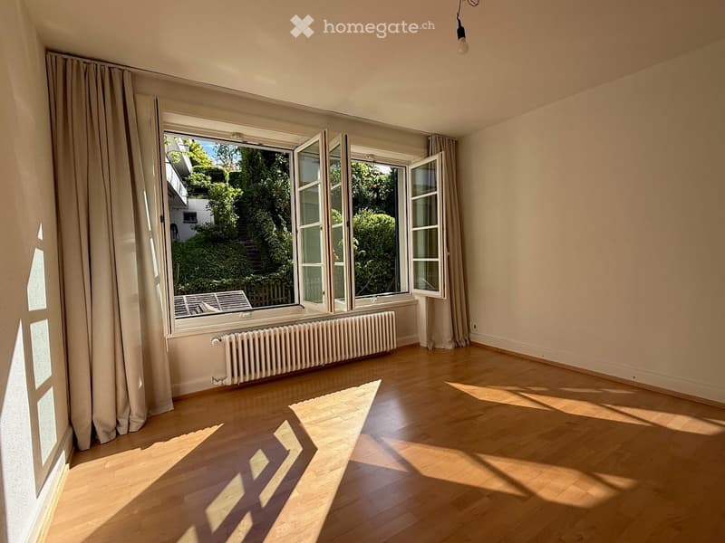 Auch grosszügiges, helles Zimmer 2