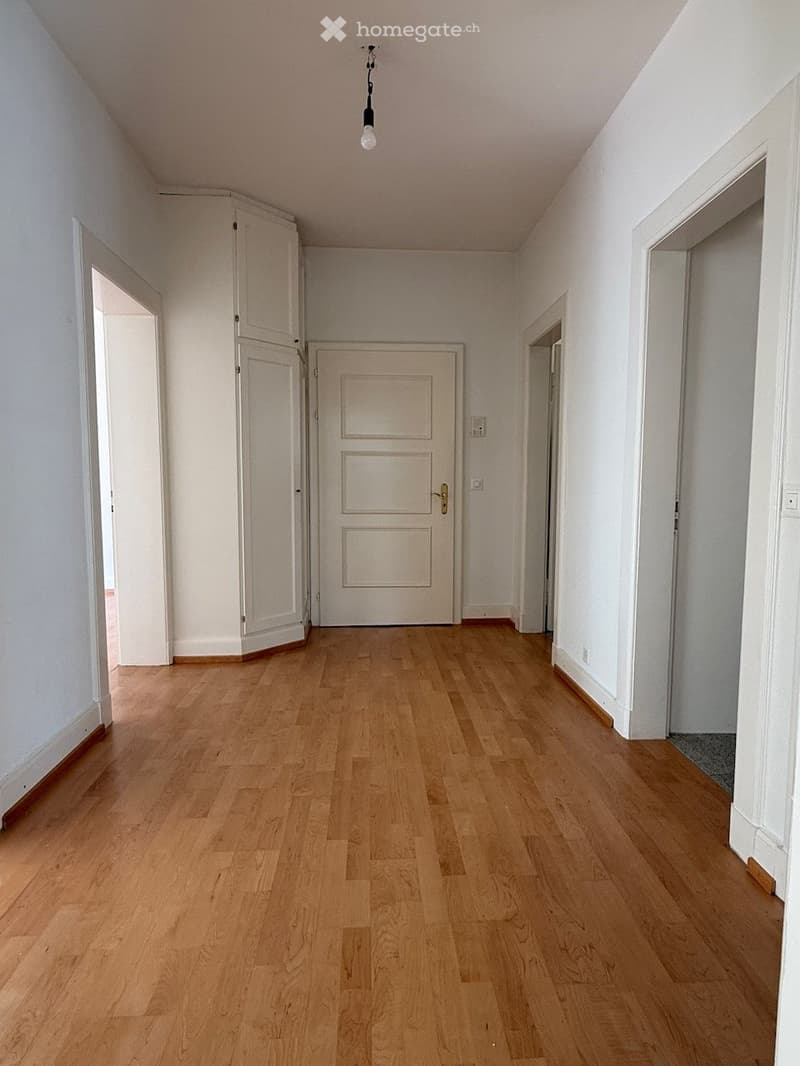 Grosszügiges Entrée mit Garderobenschrank