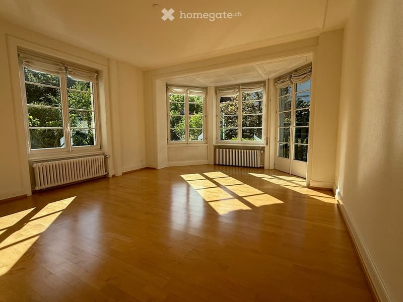 Wohnzimmer mit Erker u. Balkonzugang