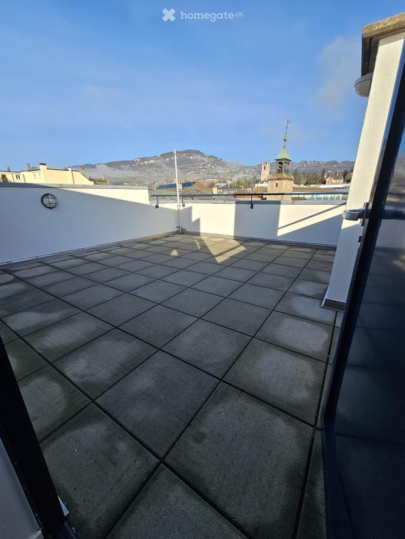 {"visible_features": ["View"],    "type": "Rooftop terrace",    "description": "Concrete flooring, railing, city view, mountains in distance",    "localized_descriptions":        {        "EN": "Rooftop terrace: concrete flooring, railing, city view,