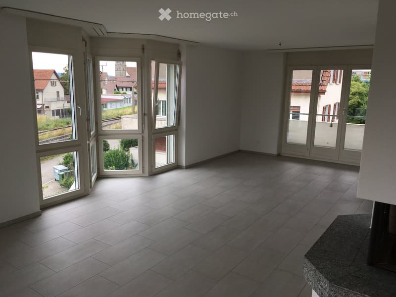 Empty room with large windows and tiled floor, no furniture or equipment.