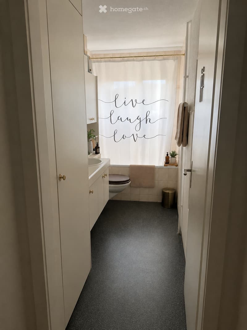 Charmante 2.5 - Zimmer Wohnung mit Gartensitzplatz (2)