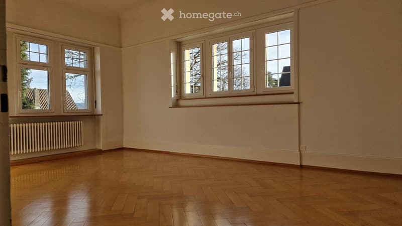 empty room, wooden floor, white walls, three windows, radiator