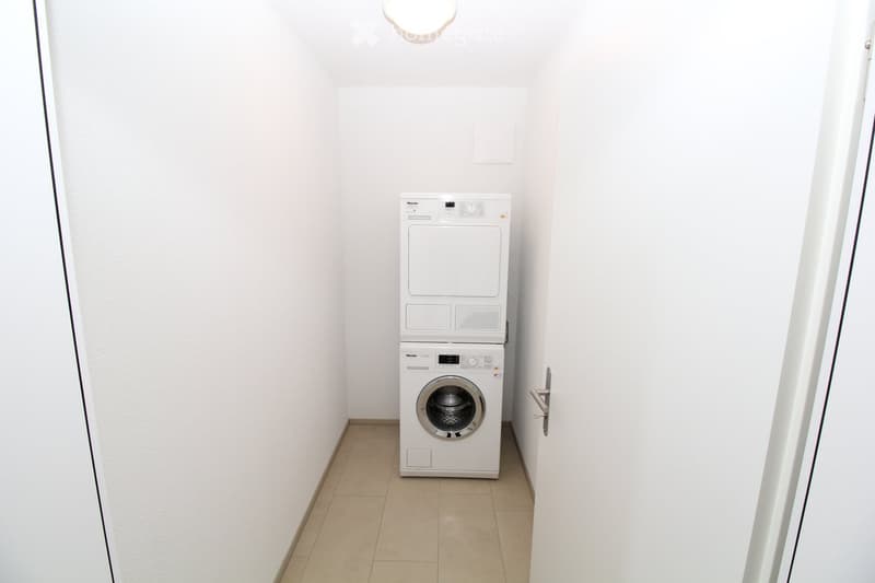 {"visible_features": ["Private washing machine"],    "type": "Room",    "description": "A small laundry room with a washing machine and a dryer",    "localized_descriptions":        {        "EN": "A small laundry room with a washing machine and a dr