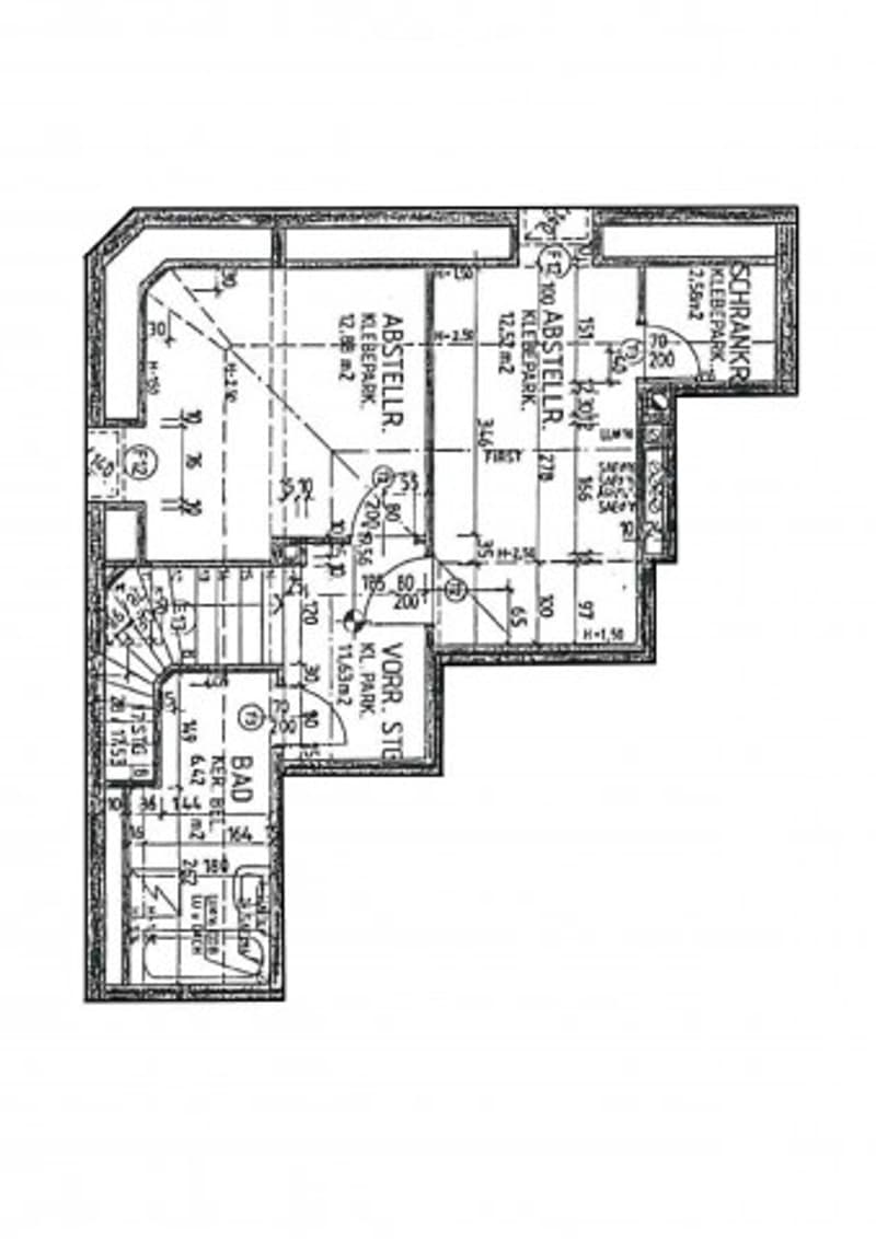 Floor plan of a multi-room house with labeled rooms including living room, kitchen, bedrooms, bathrooms, and entrance.
