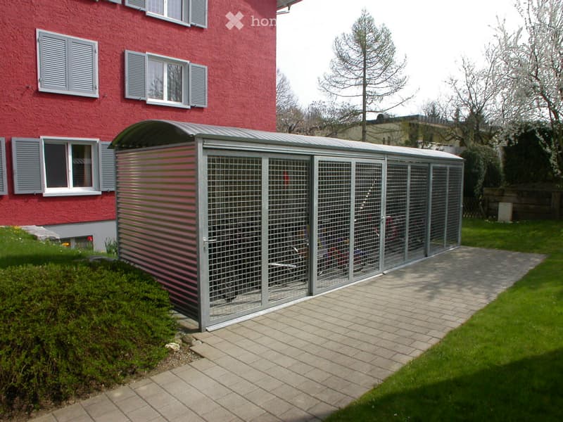 Das Veloschöpfli neben dem Hauseingang