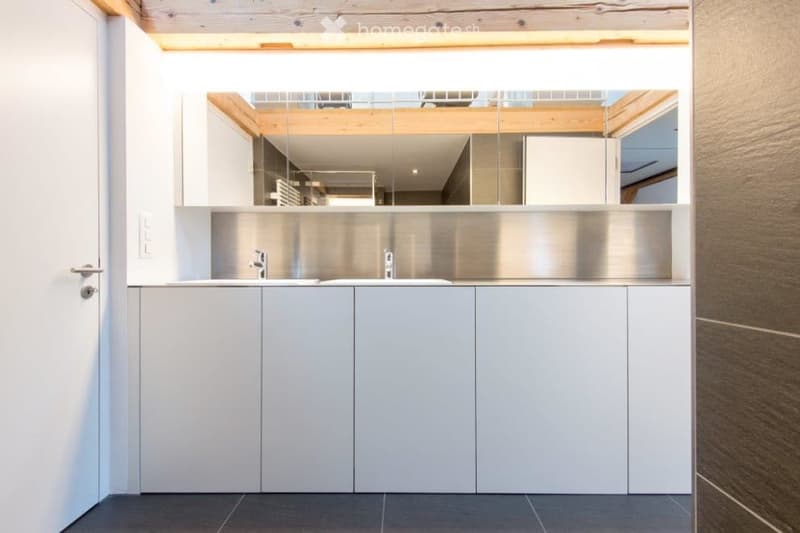 Individuelle Dachwohnung in saniertem Vorstadthaus (6)