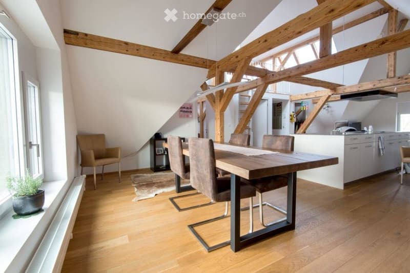 Individuelle Dachwohnung in saniertem Vorstadthaus (2)