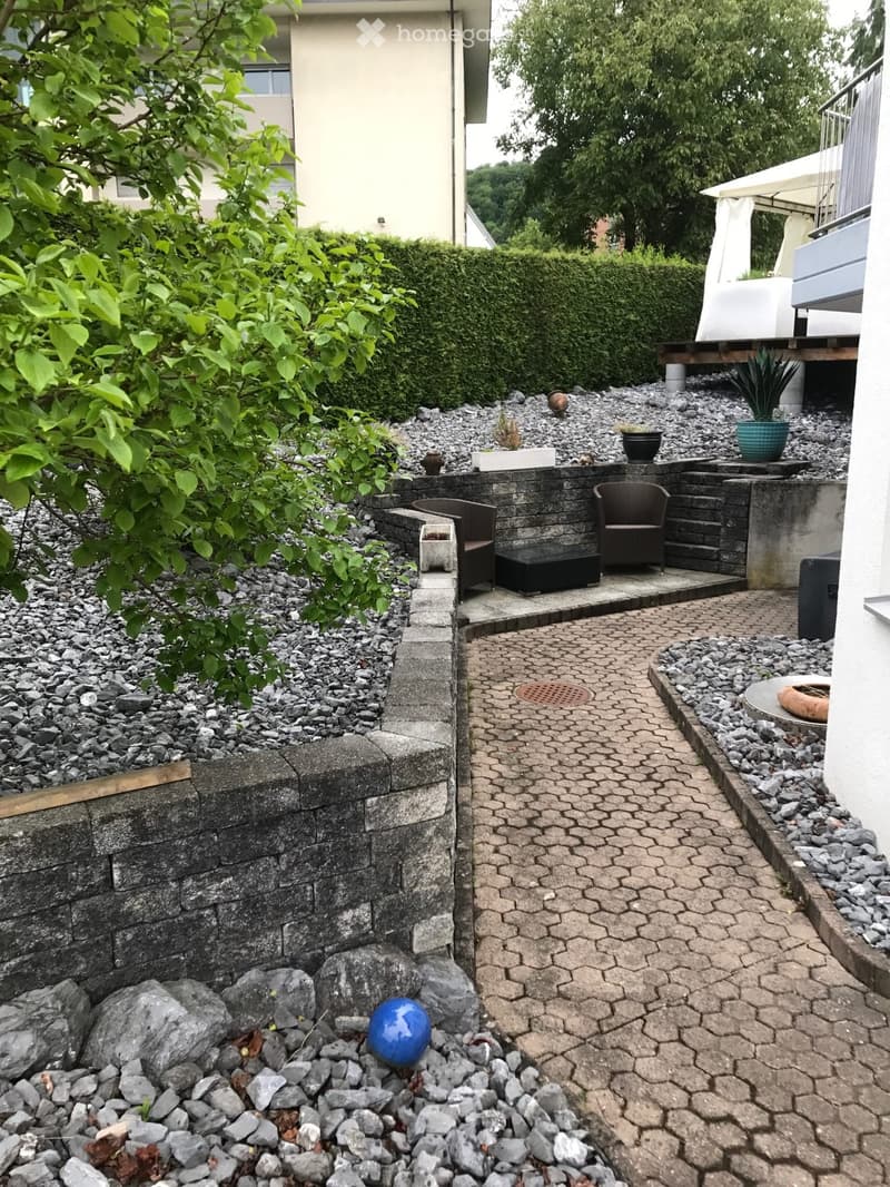 Schöne und grosse 2.5 Zi.-Einliegerwohnung: Küche, Bad, Sitzplatz, Waschmaschine/Tumbler (2)