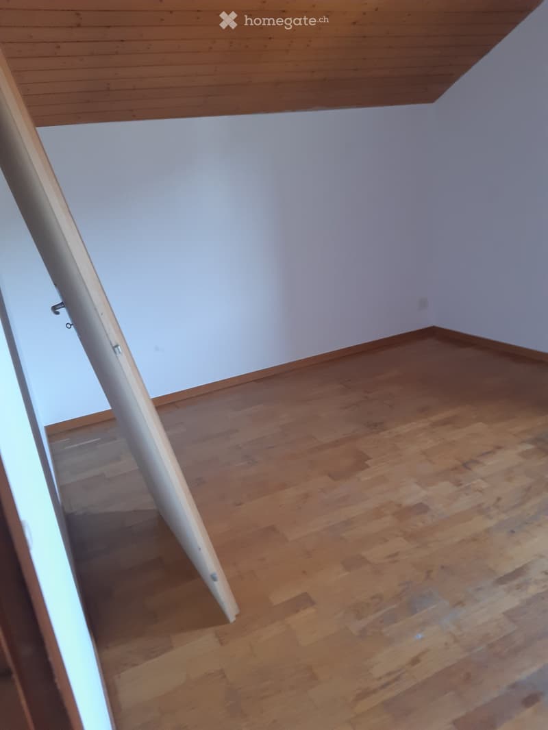 empty room, wooden floor, white walls, wooden ceiling