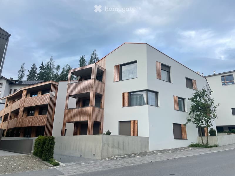 Stilvolles Wohnen in Flims Waldhaus: Voll möbliert, Tiefgarage & Ski-in/Ski-out (1)
