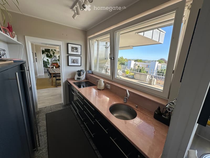 {"visible_features": ["View"], "type": "Kitchen", "objects": ["refrigerator", "sink", "faucet", "faucet", "faucet", "faucet", "faucet", "faucet", "faucet", "faucet", "faucet", "faucet", "faucet", "faucet", "faucet", "faucet", "faucet", "faucet", "faucet",
