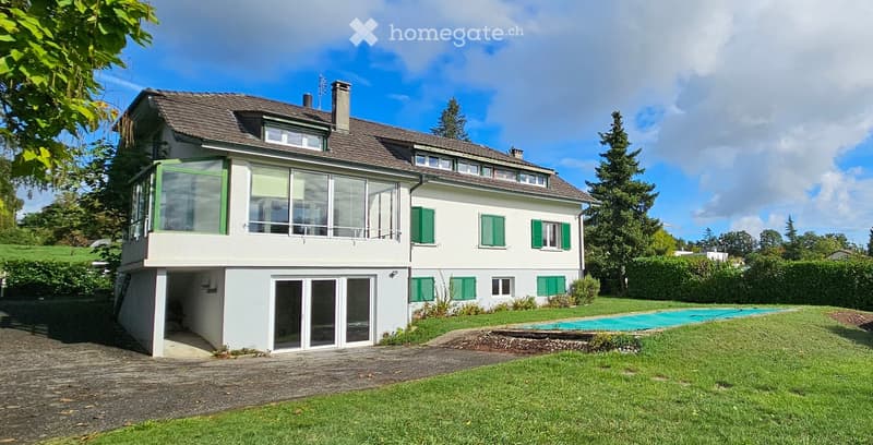 Detached house, 3 stories, white paint, green shutters, covered pool in the garden, driveway