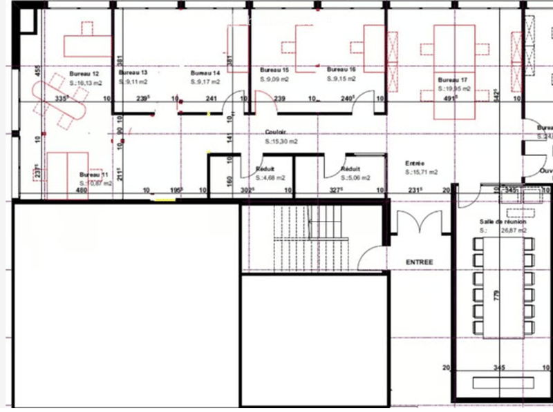 Floor plan of an office space with multiple rooms labeled Bureau 11 to Bureau 17, a kitchen area, a meeting room, and an entrance.