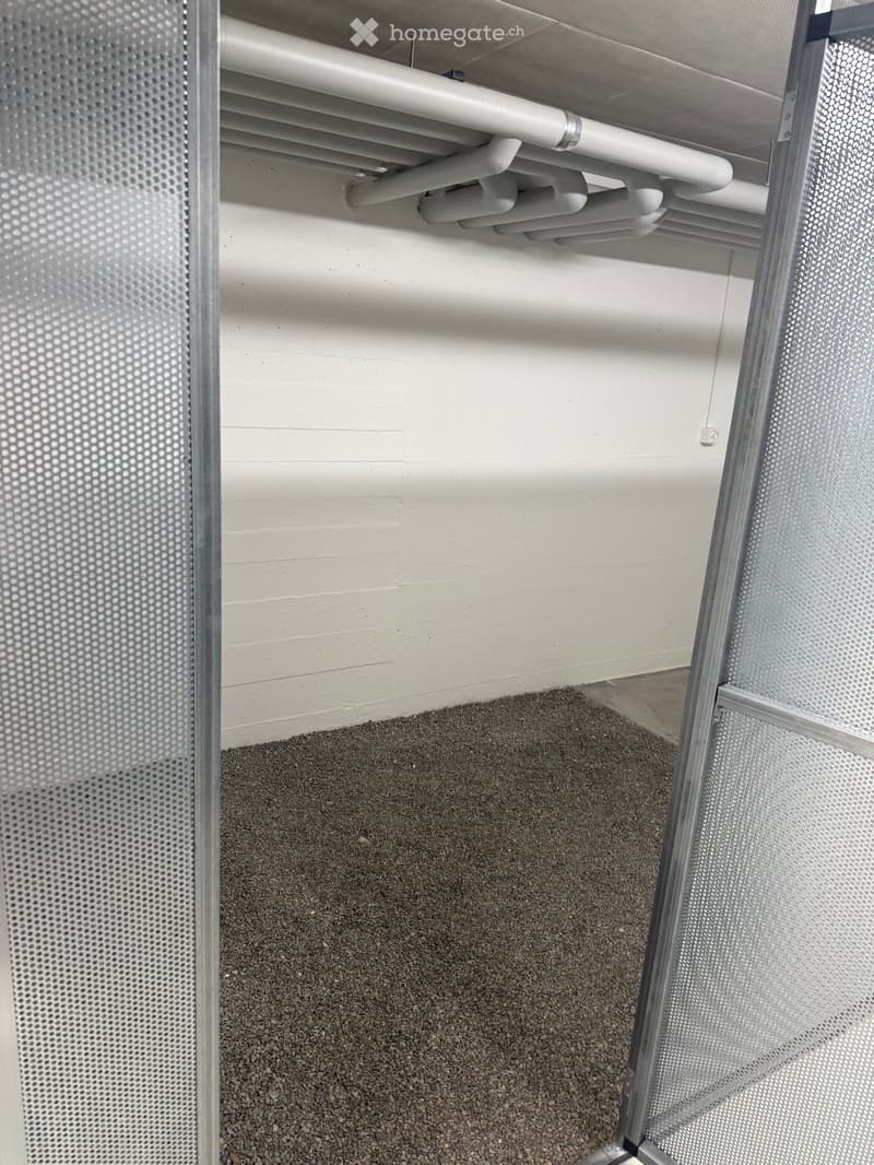 {"type": "Garage", "objects": [], "description": "Garage with a concrete floor covered in gravel, white walls, and exposed pipes and ducts on the ceiling.", "localized_descriptions": {"EN": "Garage with a concrete floor covered in gravel, white walls, and