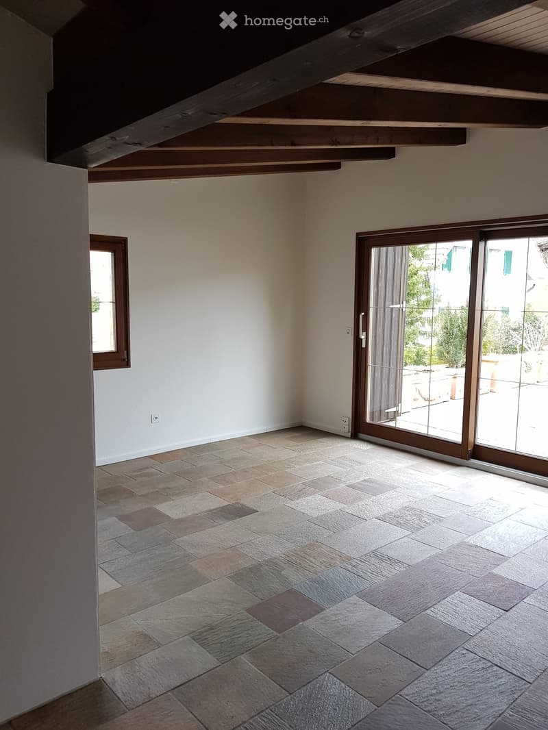 empty room, sliding doors, white walls, wooden ceiling beams, white tiled floor