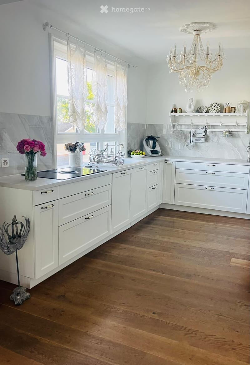 {"type": "Kitchen", "objects": ["cabinet", "sink", "faucet", "chandelier", "vase", "blender", "bowl", "faucet", "cupboard", "kitchen utensils", "kitchenware", "kitchenware", "kitchenware", "kitchenware", "kitchenware", "kitchenware", "kitchenware", "kitch