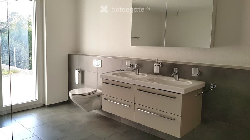 grosses Badezimmer mit Badewanne und Dusche