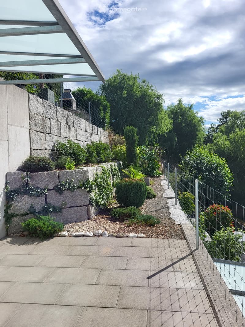 kleine Terrasse mit Garten