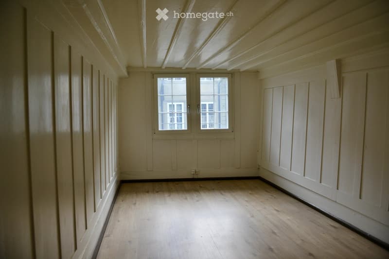 empty room, white walls, wooden floor, double windows