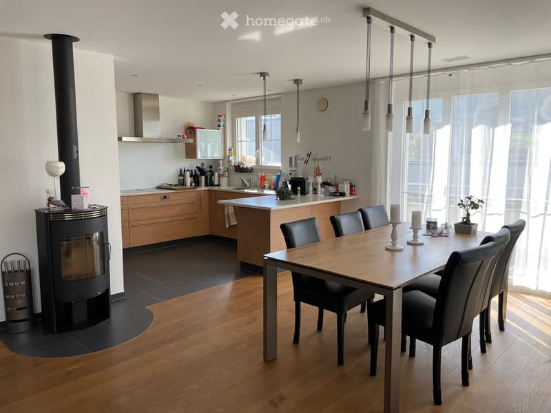 {"type": "Furnished Room", "objects": ["dining table", "chair", "kitchen island", "kitchen cabinets", "fireplace", "pendant lights", "kitchen sink", "faucet", "kitchen counter", "kitchen appliances", "kitchen utensils", "kitchenware", "kitchenware", "kitc