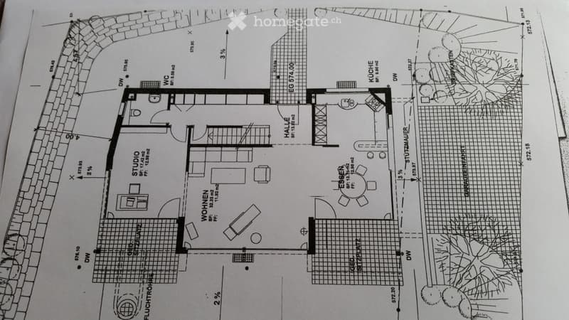 Floor plan of a house with multiple rooms including a studio, women's room, kitchen, hallway, and entrance area. The layout includes labeled dimensions and room names.