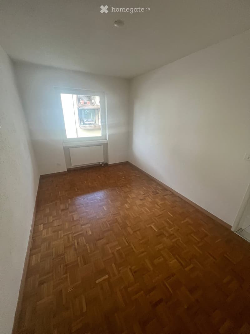 empty room, wooden floor, white walls, window, radiator