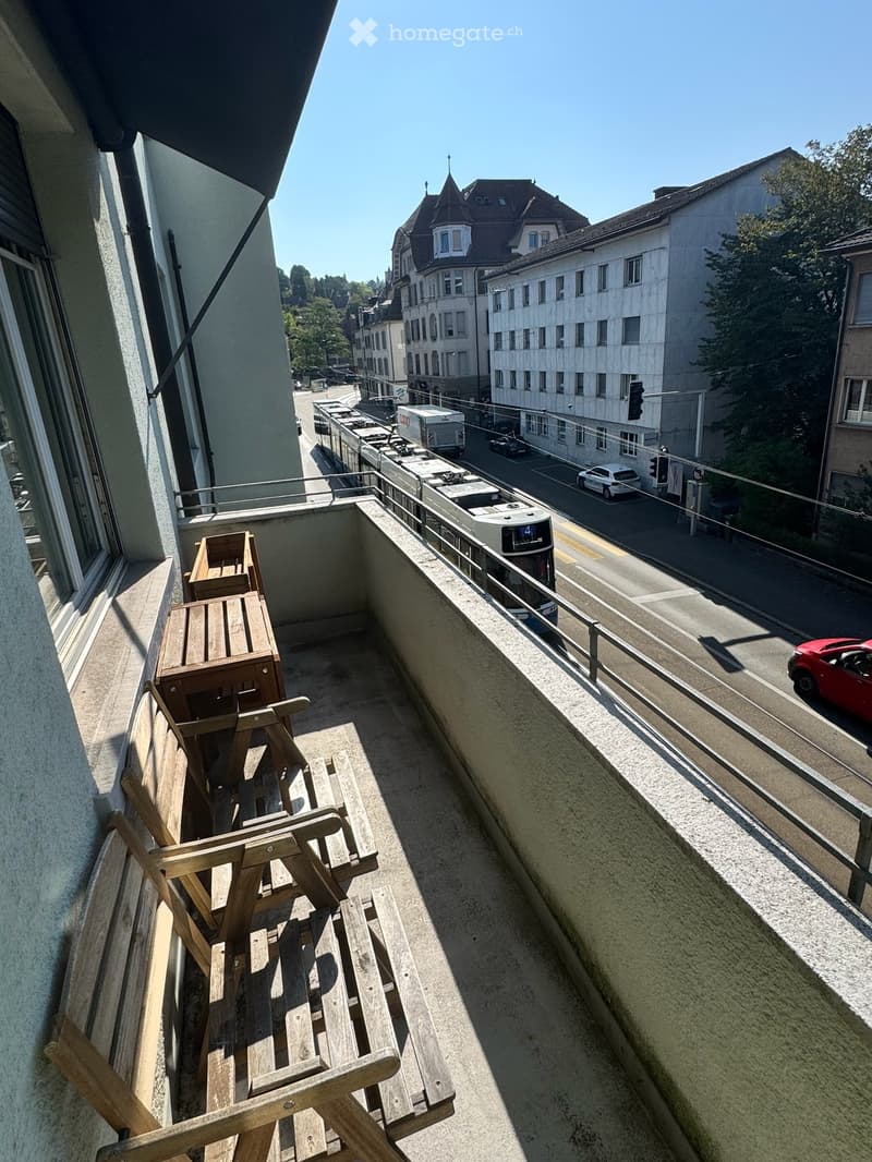 Bright 3.5-Room Apartment with Balcony in Zürich (3)