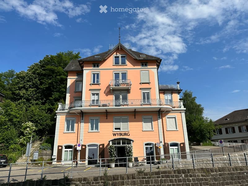 Charmante 3.5-Zimmer-Dachwohnung in historischem Gebäude in Herisau (2)