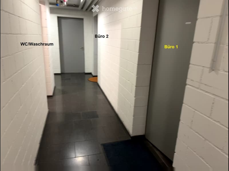 A narrow hallway with white brick walls, dark tiled floor, and doors labeled 'Büro 1', 'Büro 2', and 'WC/Waschraum'.