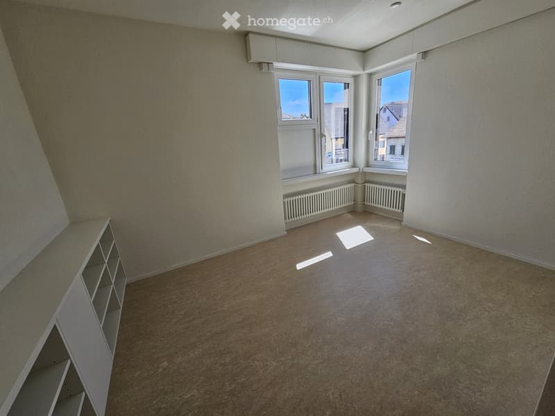 {"visible_features":[],"type":"Room","description":"Empty room with white walls, large windows, and a hardwood floor. The room appears to be a living room or bedroom with a built-in shelving unit against one wall."}