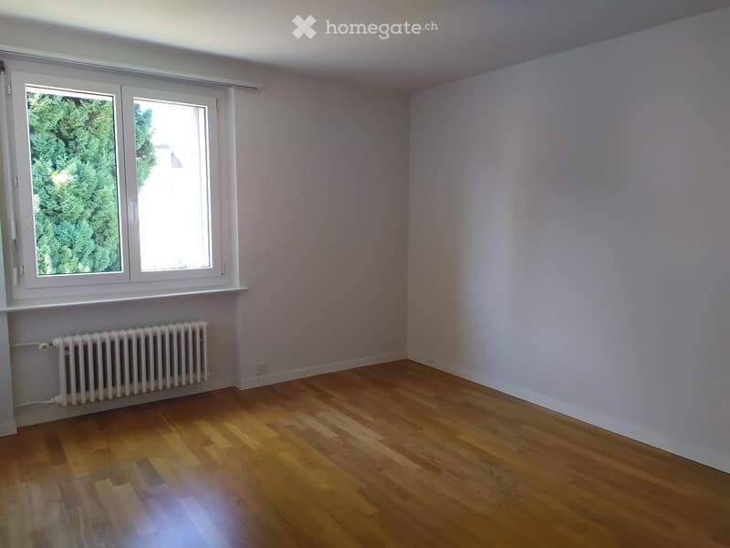 empty room, wooden floor, white walls, window, radiator